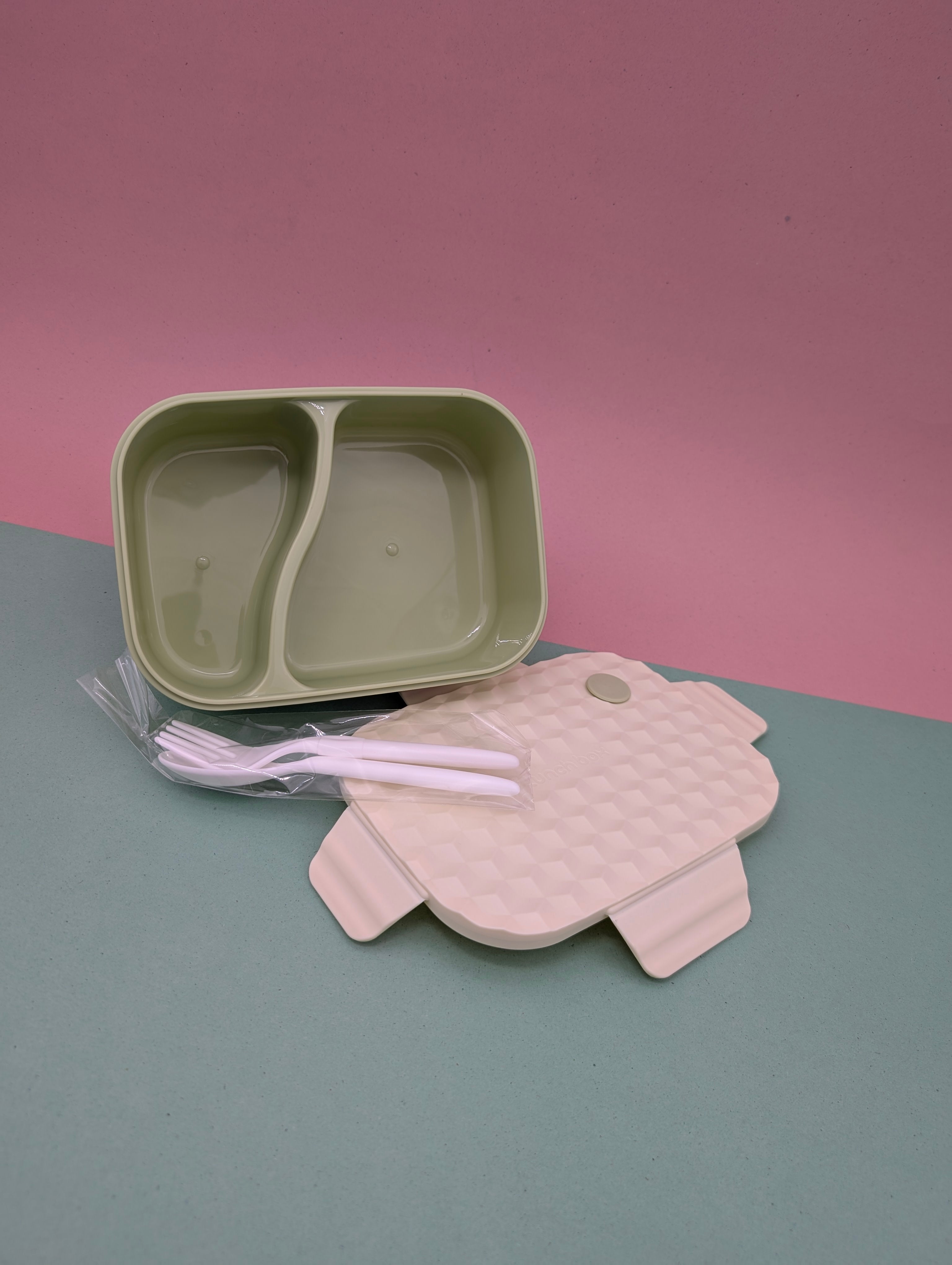 DIVIDED LUNCH BOX WITH UTENSILS